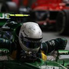 Giedo van der Garde baja del CT03 tras la carrera en Singapur