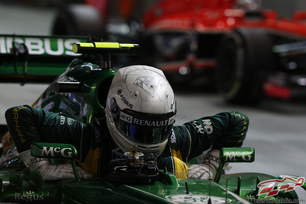 Giedo van der Garde baja del CT03 tras la carrera en Singapur