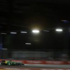 Giedo van der Garde avanza en la noche de Singapur