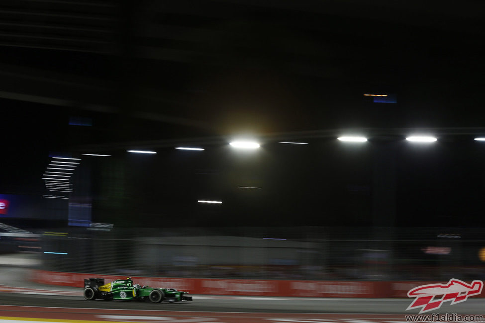 Giedo van der Garde avanza en la noche de Singapur