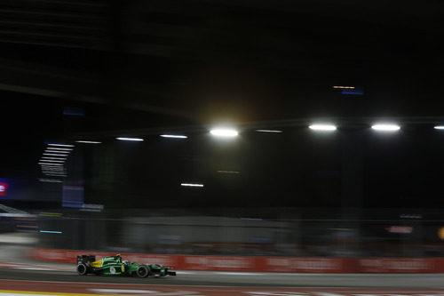 Giedo van der Garde avanza en la noche de Singapur