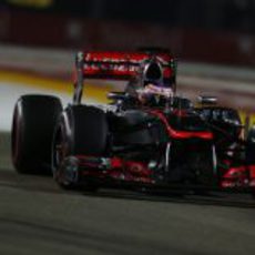 Jenson Button rueda en el circuito de Marina Bay