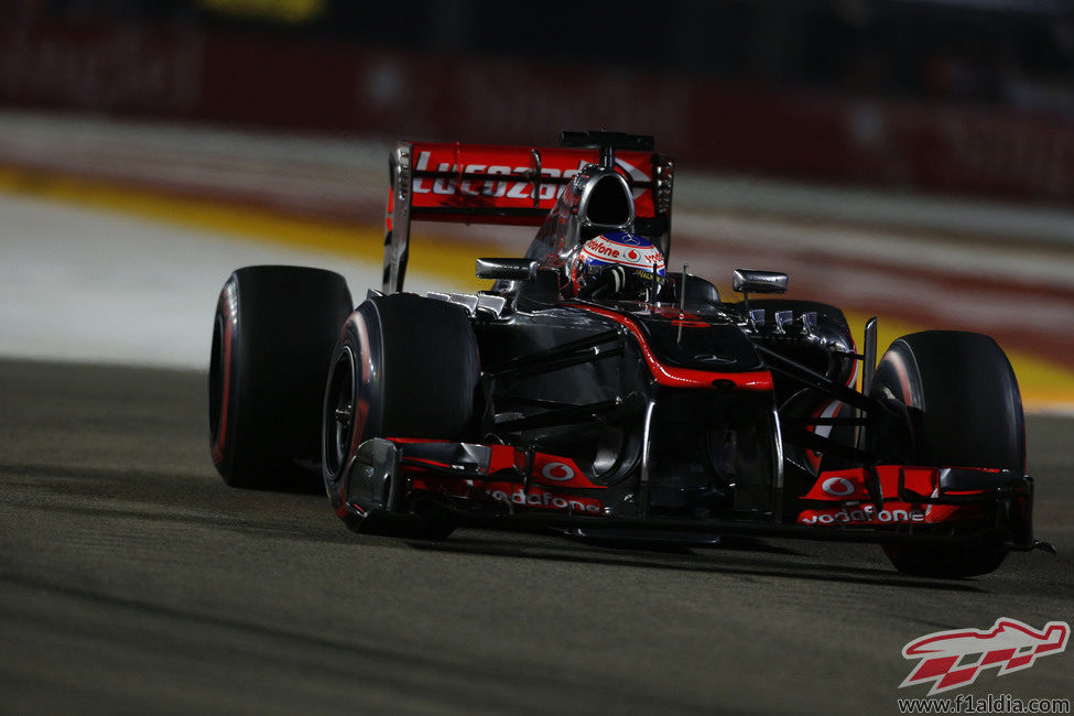 Jenson Button rueda en el circuito de Marina Bay