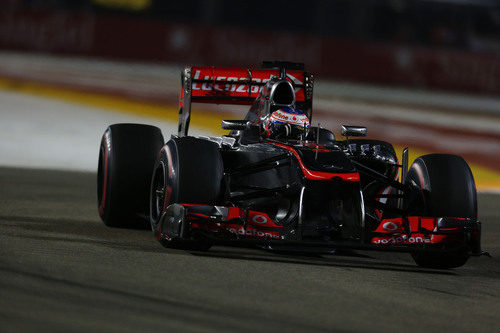 Jenson Button rueda en el circuito de Marina Bay