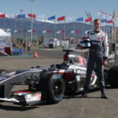 Sergey Sirotkin posa junto al Sauber C31