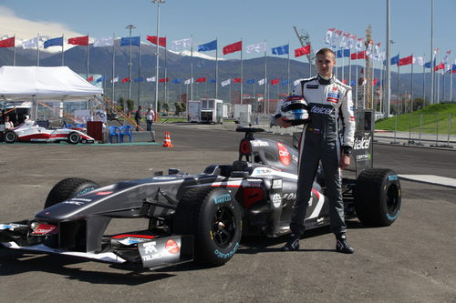 Sergey Sirotkin posa junto al Sauber C31