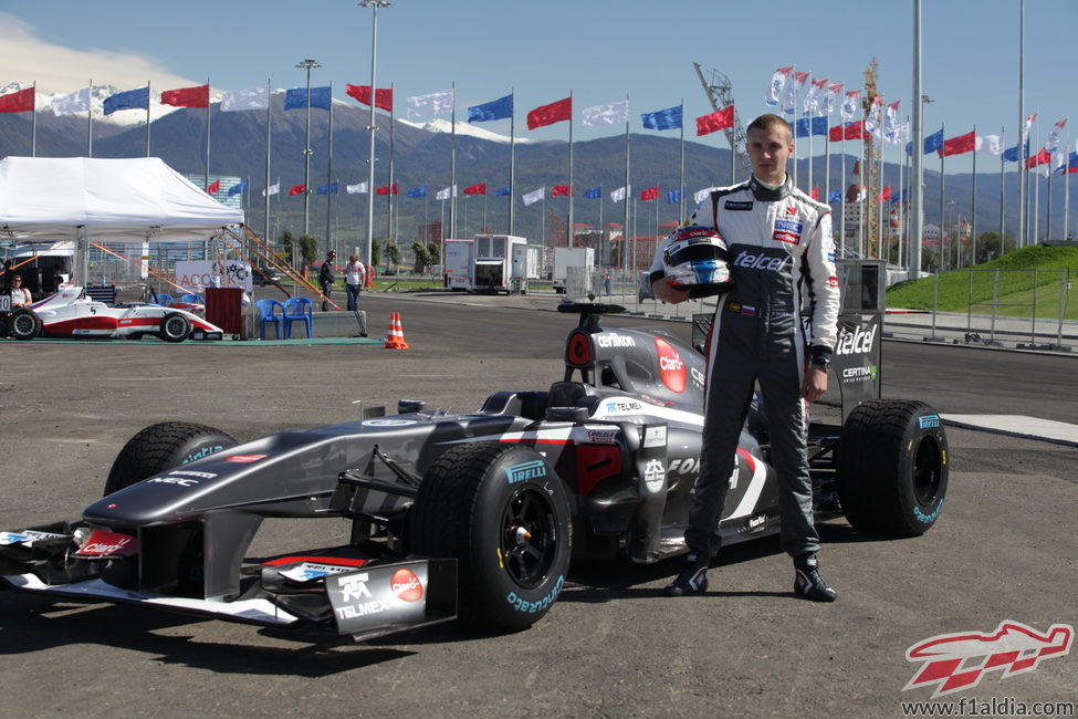 Sergey Sirotkin posa junto al Sauber C31