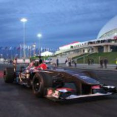 Sergey Sirotkin avanza en el atardecer ruso