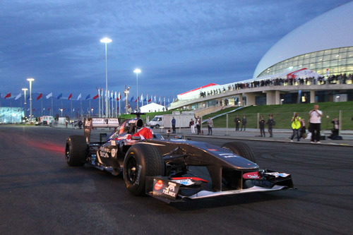 Sergey Sirotkin avanza en el atardecer ruso