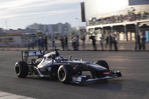 Los aficionados rusos ven a Sergey Sirotkin pilotar