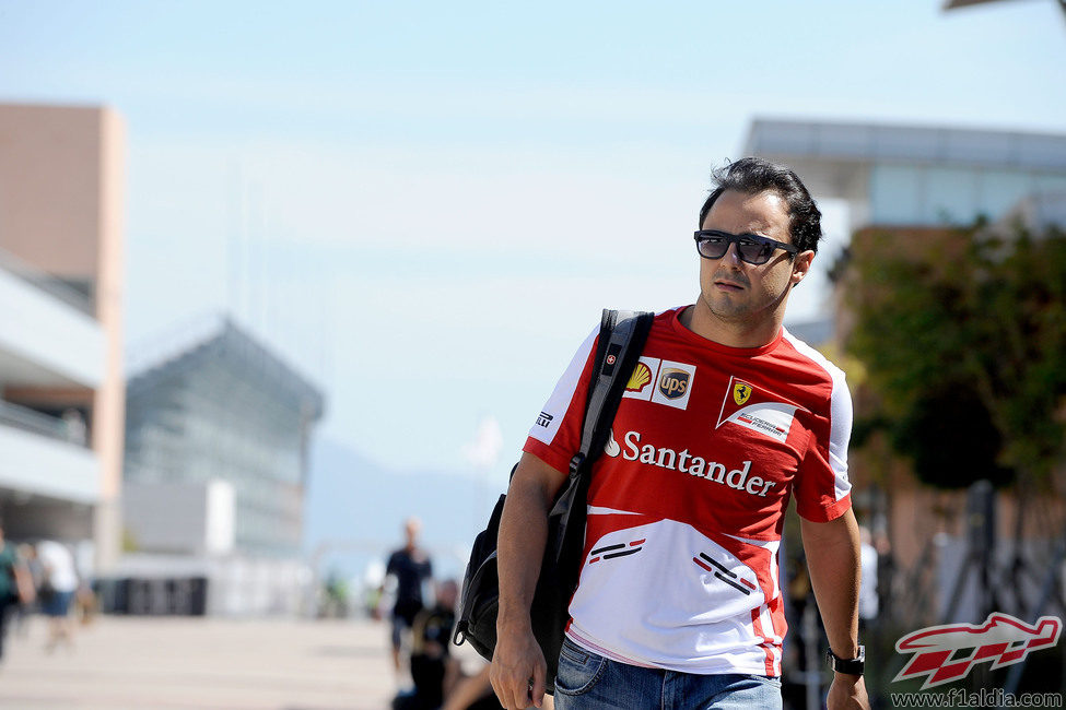 Felipe Massa llega al paddock