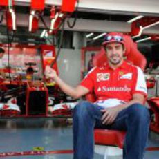 Fernando Alonso posa a la entrada de su box