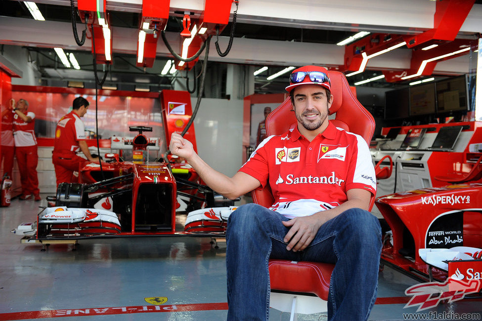 Fernando Alonso posa a la entrada de su box