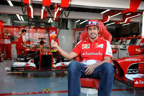 Fernando Alonso posa a la entrada de su box