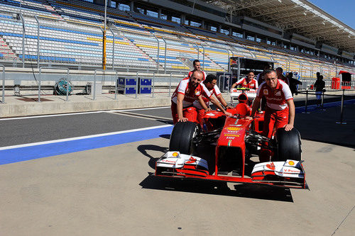 Los miembros de Ferrari empujan el F138