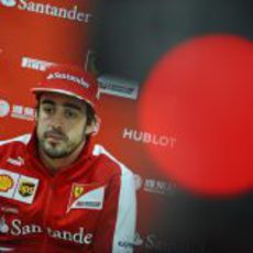 Fernando Alonso atiende a la prensa