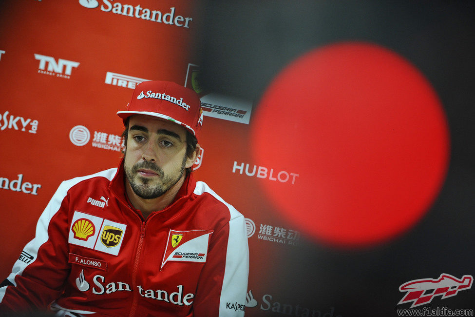 Fernando Alonso atiende a la prensa