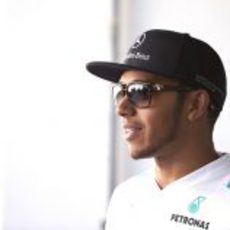 Lewis Hamilton en el box de Mercedes