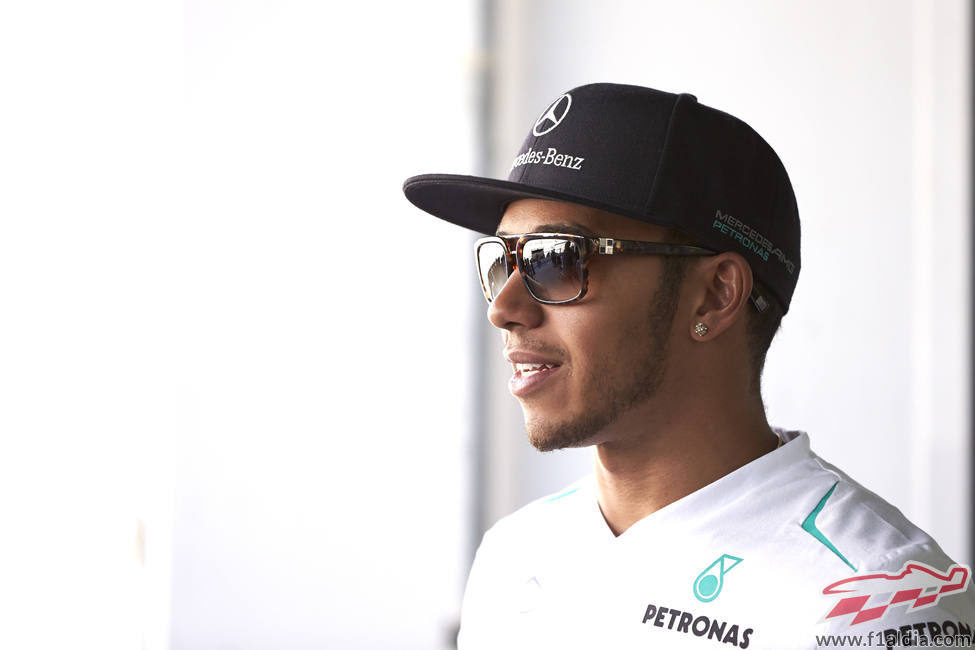 Lewis Hamilton en el box de Mercedes