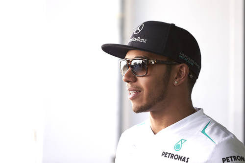 Lewis Hamilton en el box de Mercedes