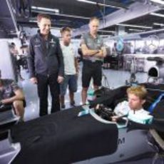 Nico Rosberg en el cockpit junto a sus compañeros