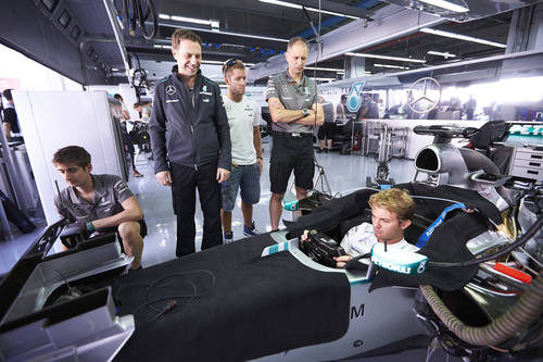 Nico Rosberg en el cockpit junto a sus compañeros