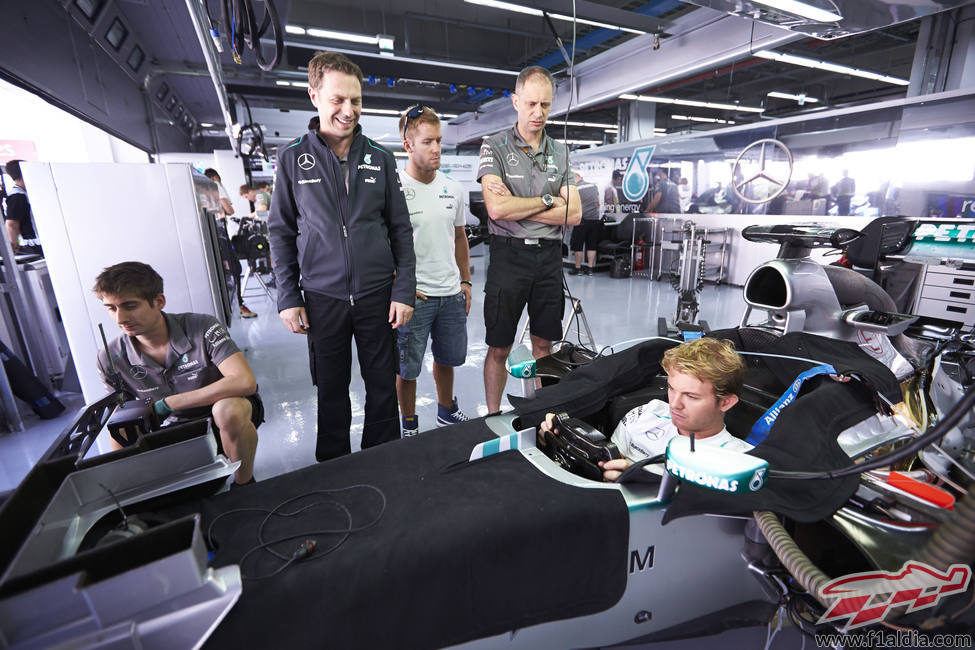Nico Rosberg en el cockpit junto a sus compañeros
