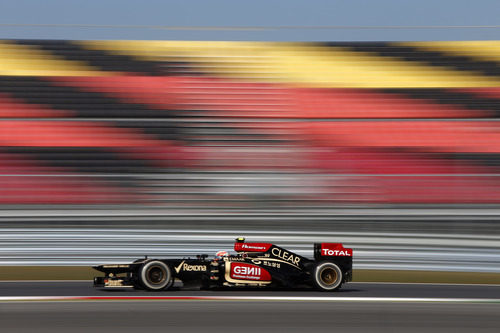 Romain Grosjean pasa junto a las gradas vacías de Corea