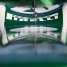 El logo de Pirelli en el Caterham de Charles Pic