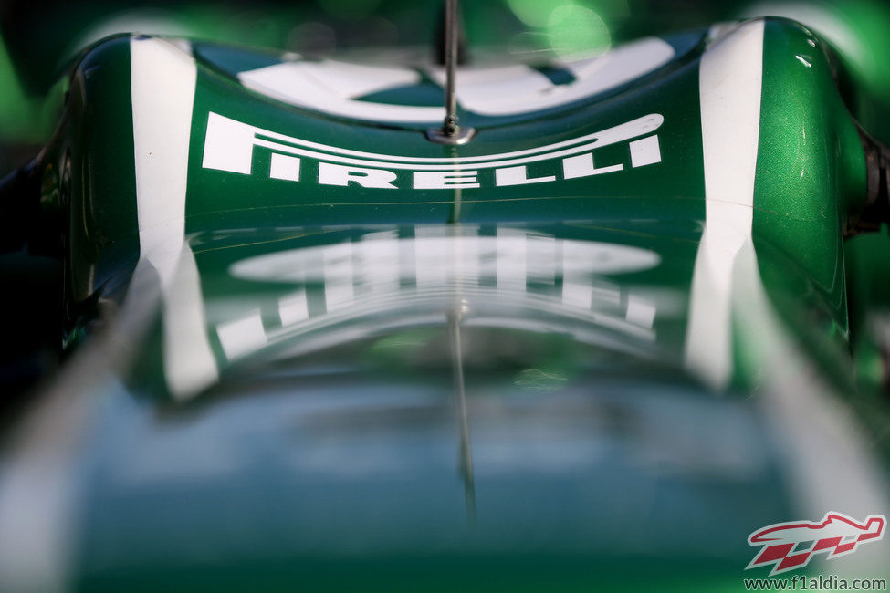 El logo de Pirelli en el Caterham de Charles Pic