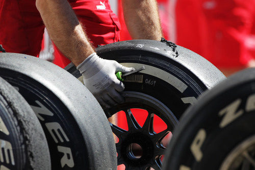 Un operario de Ferrari limpiando los neumáticos