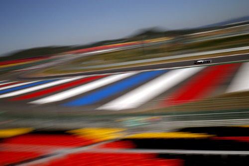 Maldonado rueda en el colorido, pero vacío, circuito de Corea