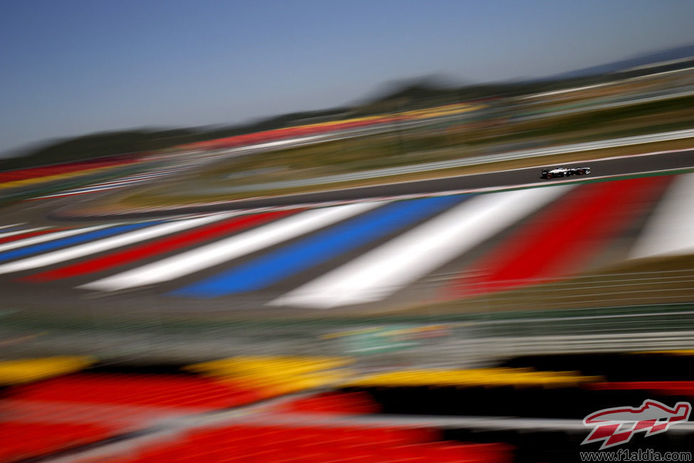 Maldonado rueda en el colorido, pero vacío, circuito de Corea