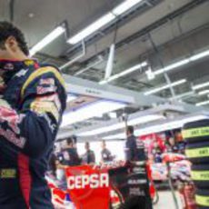 Daniel Ricciardo se ajusta el mono instantes antes de subirse al monoplaza