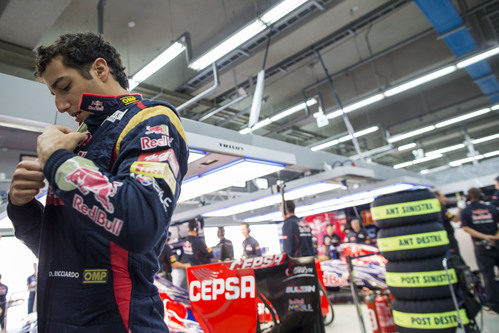 Daniel Ricciardo se ajusta el mono instantes antes de subirse al monoplaza