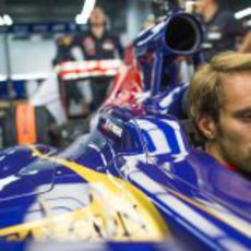 Jean-Eric Vergne concentrándose al máximo en el box de Toro Rosso