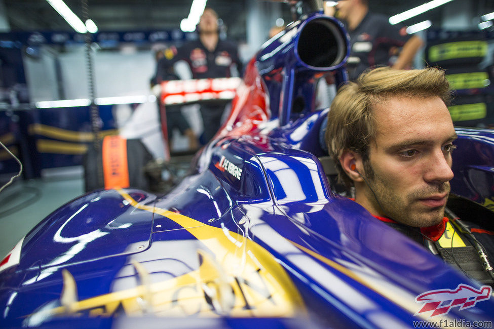 Jean-Eric Vergne concentrándose al máximo en el box de Toro Rosso