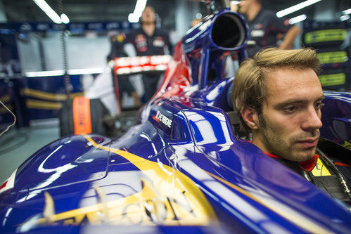 Jean-Eric Vergne concentrándose al máximo en el box de Toro Rosso