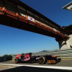 Jean-Eric Vergne entra en el pit-lane para cambiar los neumáticos