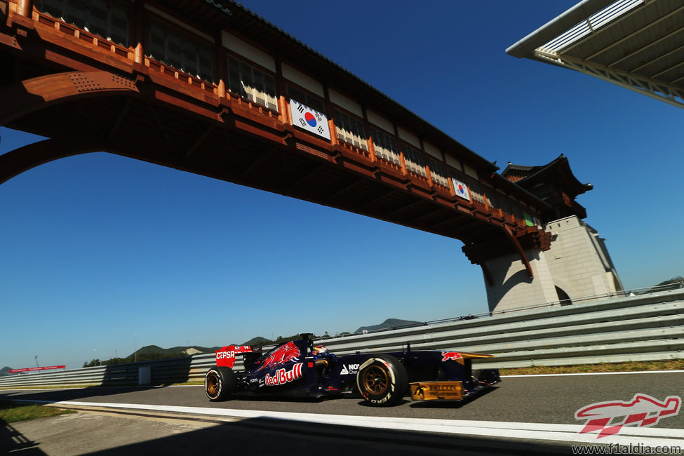 Jean-Eric Vergne entra en el pit-lane para cambiar los neumáticos