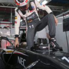 Nico Hülkenberg entra en el cockpit del Sauber antes de salir a la pista