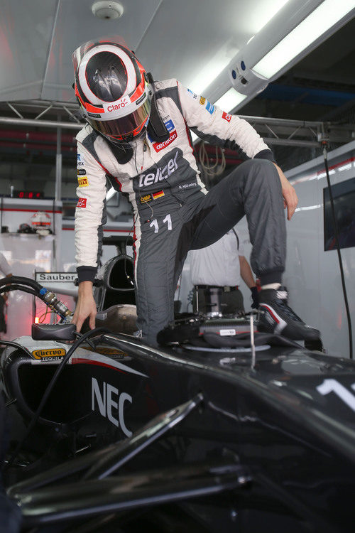 Nico Hülkenberg entra en el cockpit del Sauber antes de salir a la pista