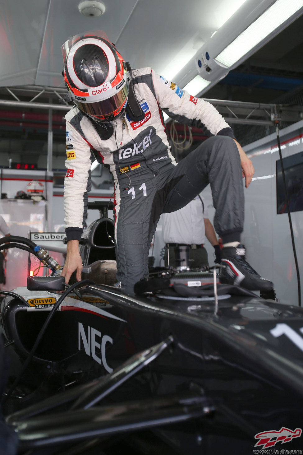 Nico Hülkenberg entra en el cockpit del Sauber antes de salir a la pista