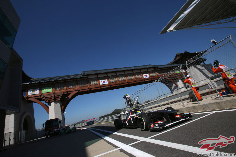 Esteban Gutiérrez regresa a boxes tras su vuelta de instalación