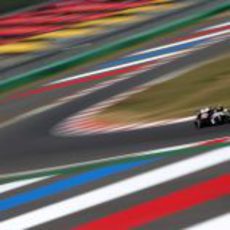 Colorida instantánea de Esteban Gutiérrez sobre el asfalto coreano