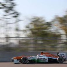 Paul di Resta prueba el neumático medio durante los segundos libres en Corea