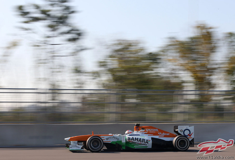 Paul di Resta prueba el neumático medio durante los segundos libres en Corea