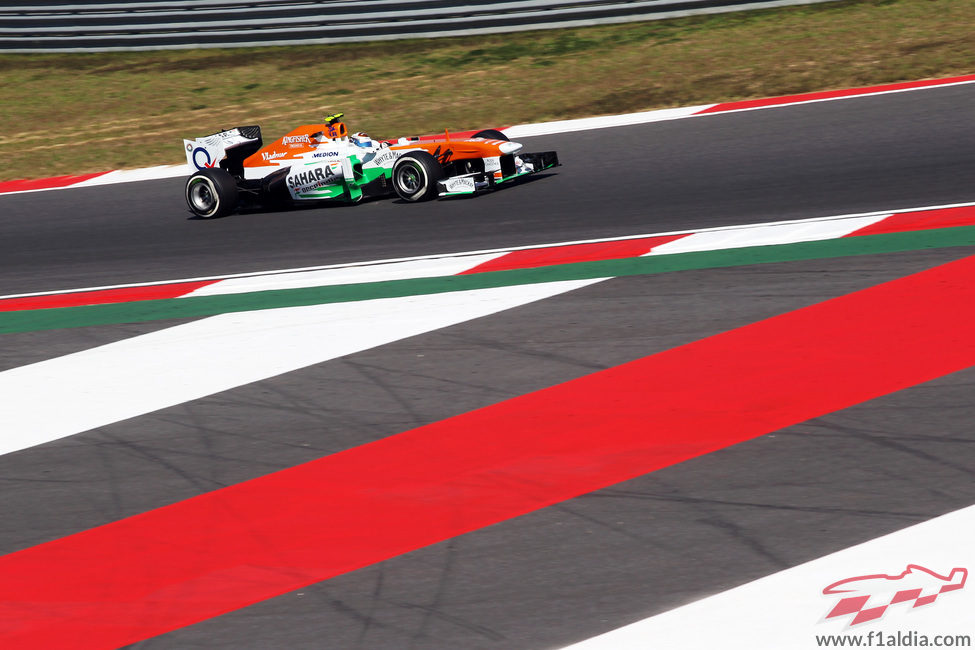 Adrian Sutil prueba el ritmo del VJM06 con el compuesto medio