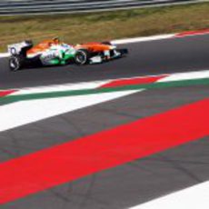 Adrian Sutil prueba el ritmo del VJM06 con el compuesto medio