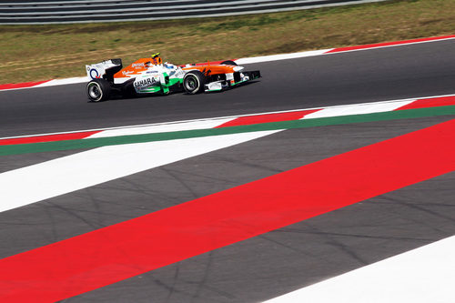 Adrian Sutil prueba el ritmo del VJM06 con el compuesto medio